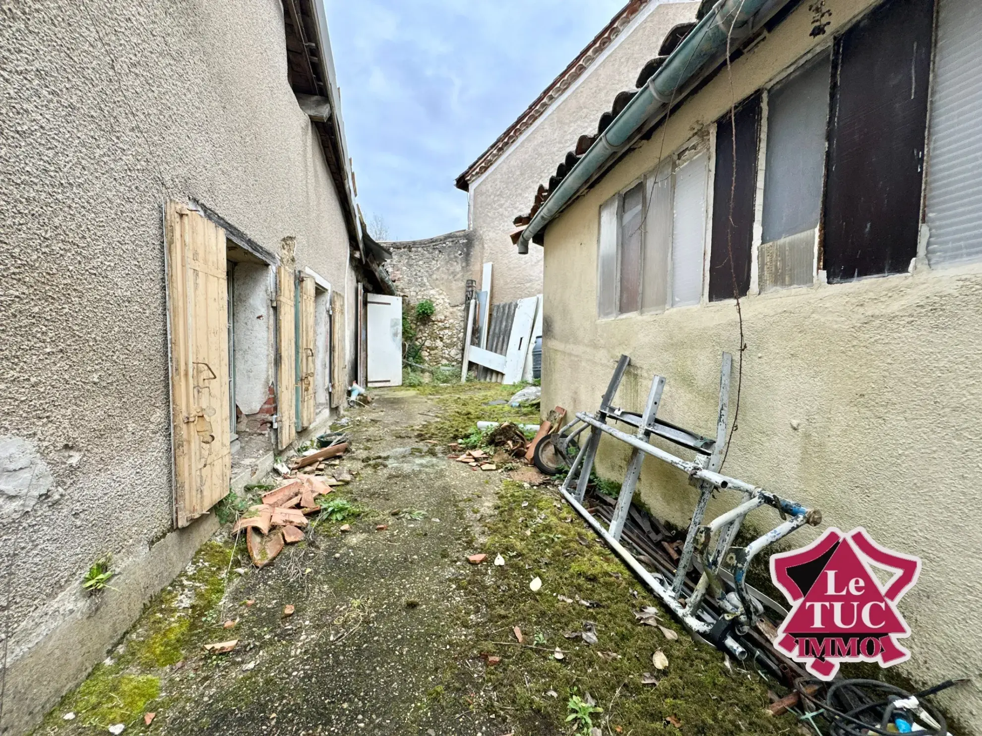 Maison en Pierre à Rénover avec Cour Privative à Penne d'Agenais 