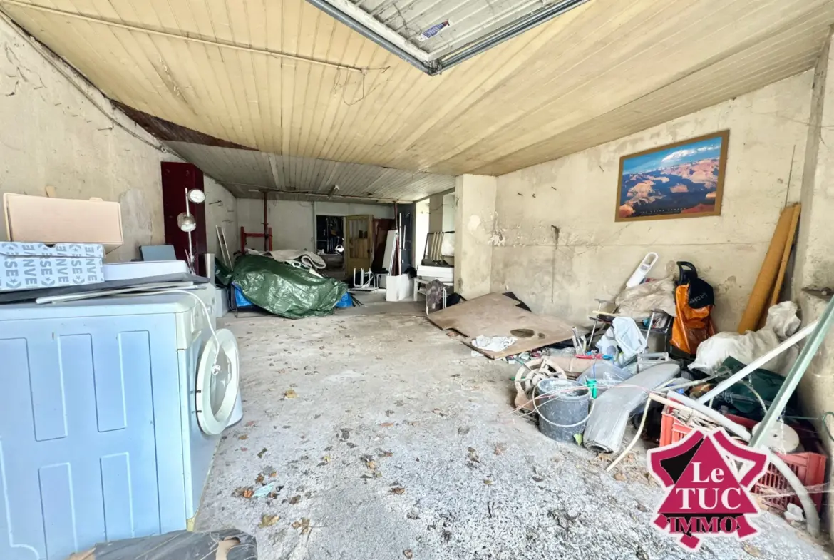 Maison en Pierre à Rénover avec Cour Privative à Penne d'Agenais 