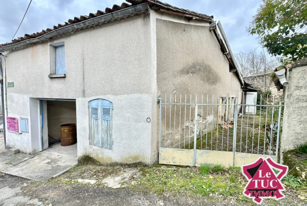 Maison en Pierre à Rénover avec Cour Privative à Penne d'Agenais 