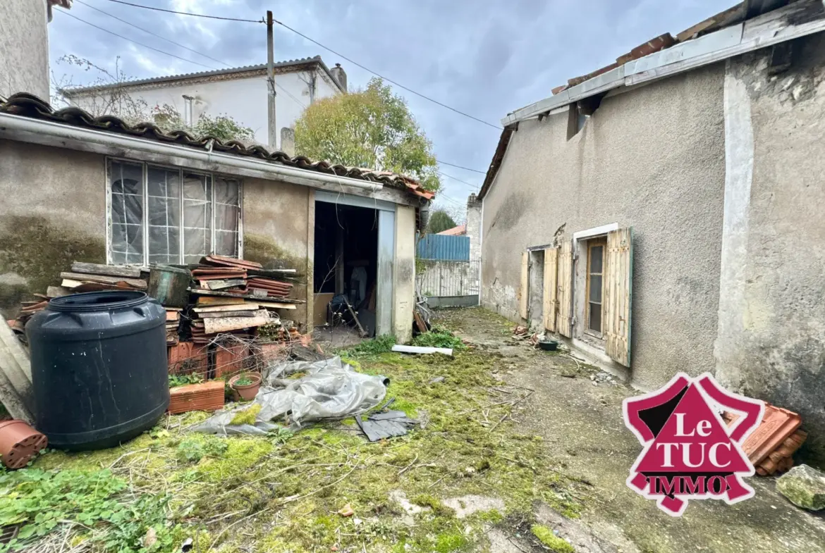 Maison en Pierre à Rénover avec Cour Privative à Penne d'Agenais 