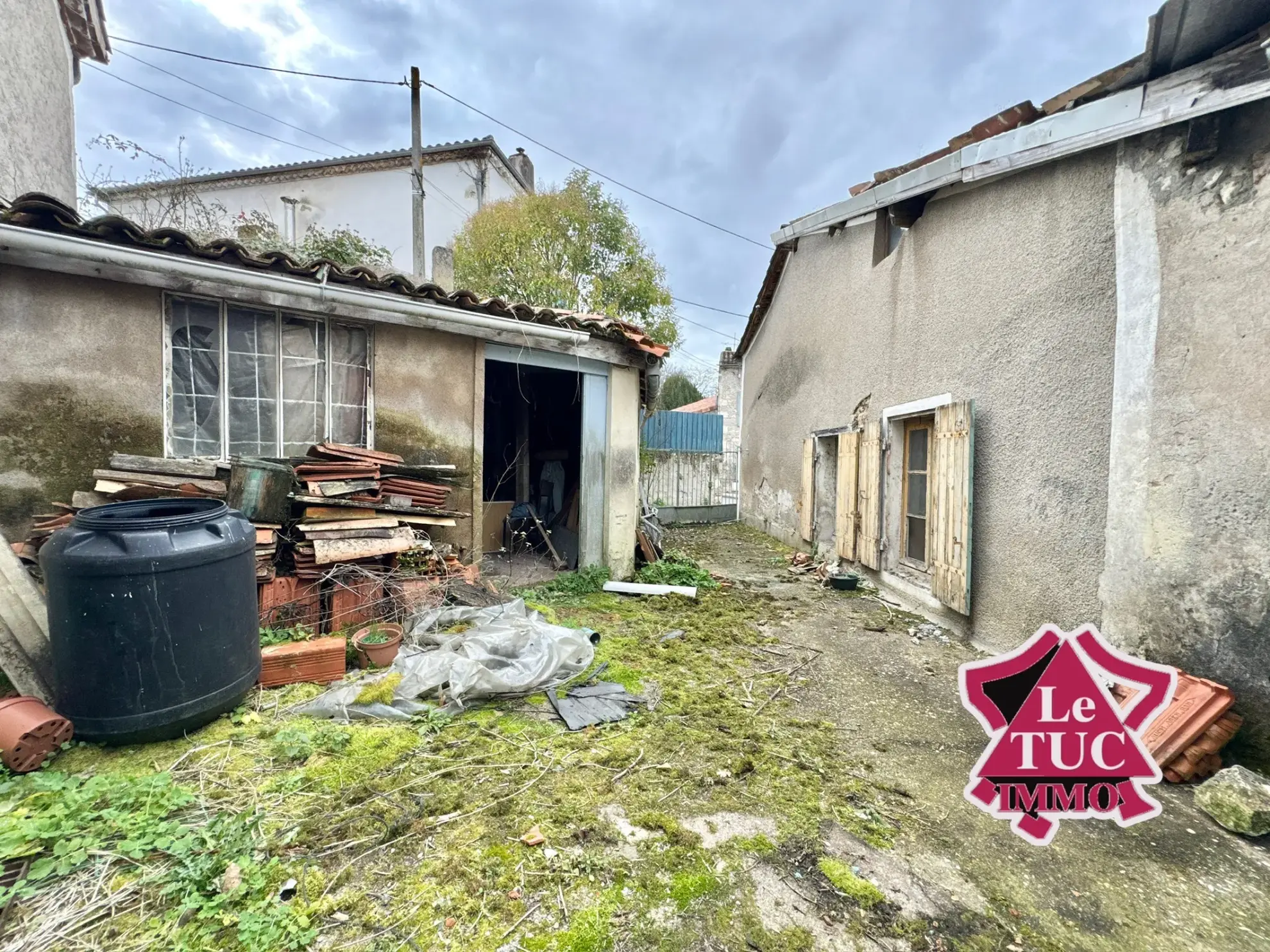 Maison en Pierre à Rénover avec Cour Privative à Penne d'Agenais 