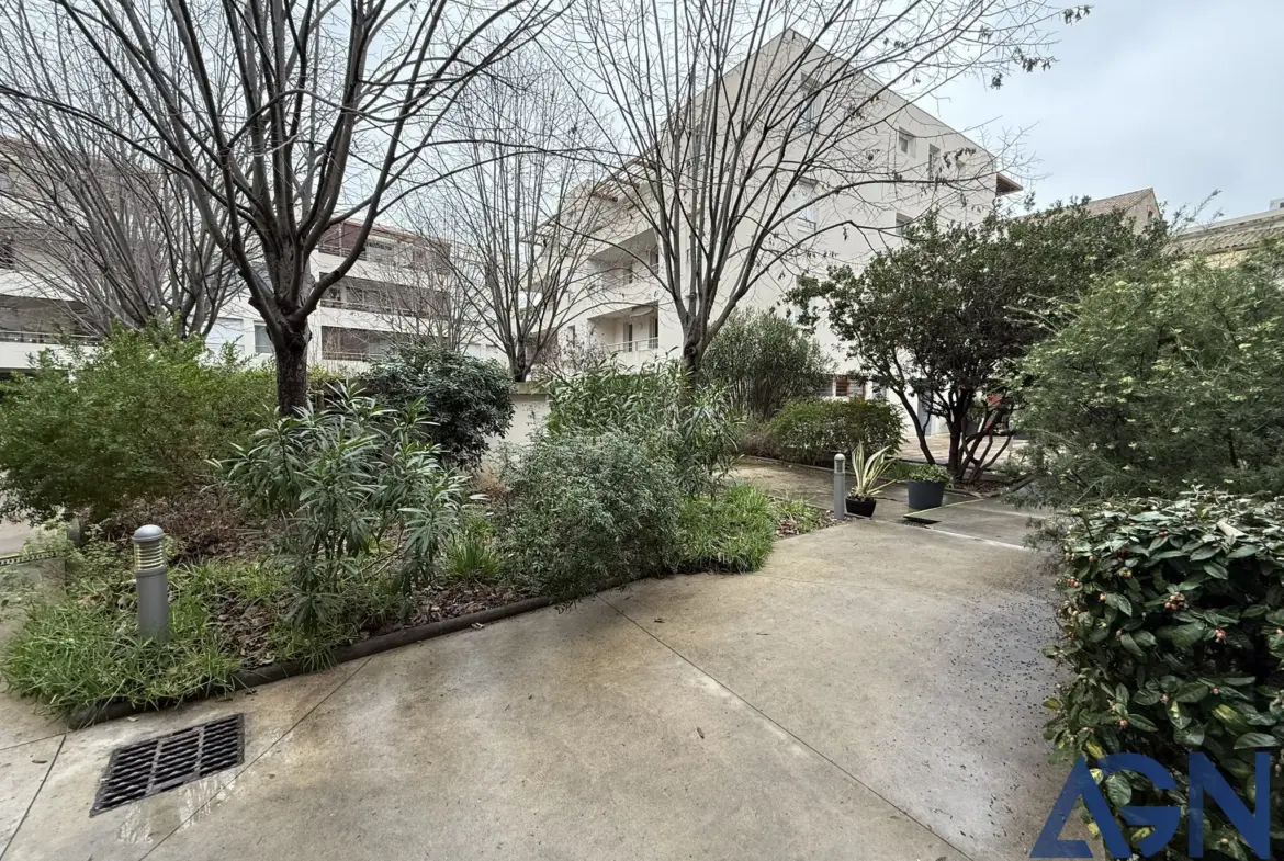 À vendre : appartement 2 pièces de 30,30 m² avec terrasse et garage à Montpellier 