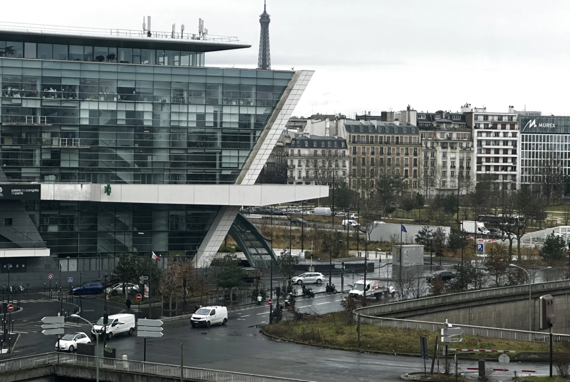 Studio rénové à Porte Maillot avec vue sur le Palais des Congrès 