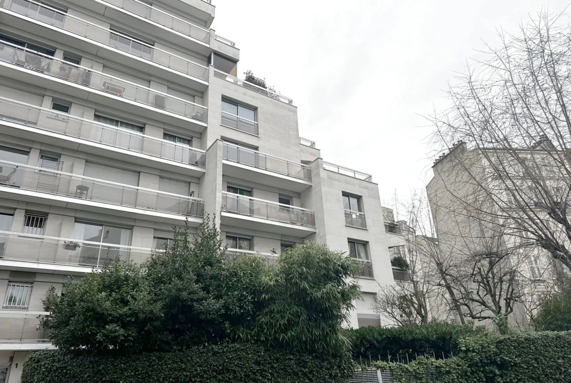 Studio rénové à Porte Maillot avec vue sur le Palais des Congrès 