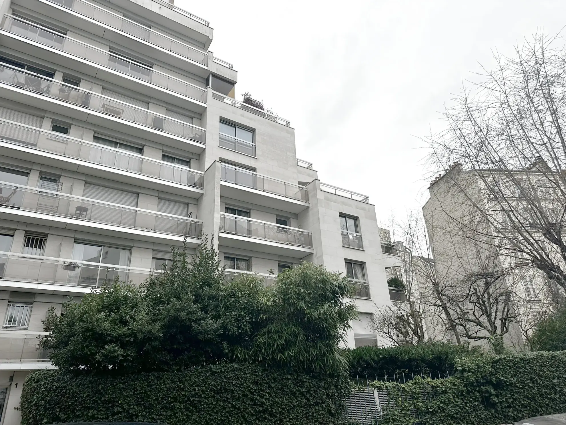 Studio rénové à Porte Maillot avec vue sur le Palais des Congrès 