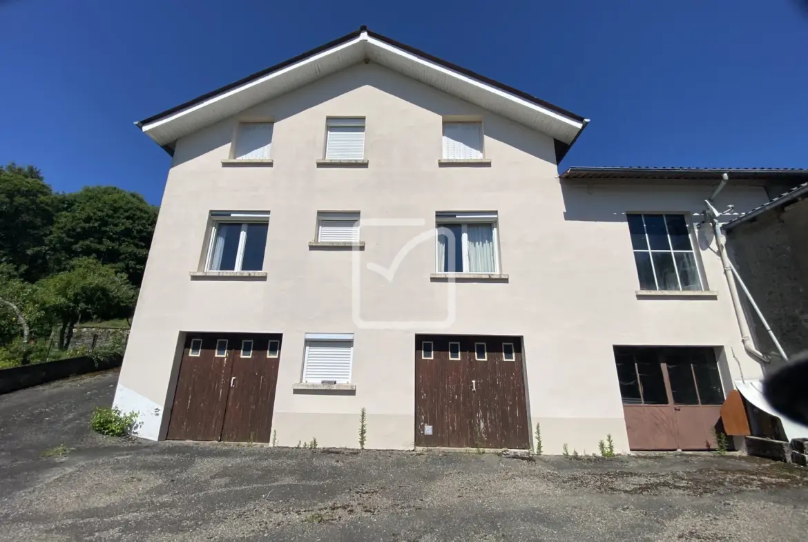 Maison Familiale à Latronquière avec 5 Chambres 