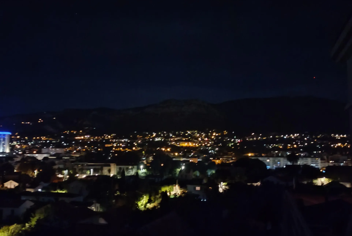 T3 rénové avec balcon à Lamalgue - Vue sur le Mont Faron 