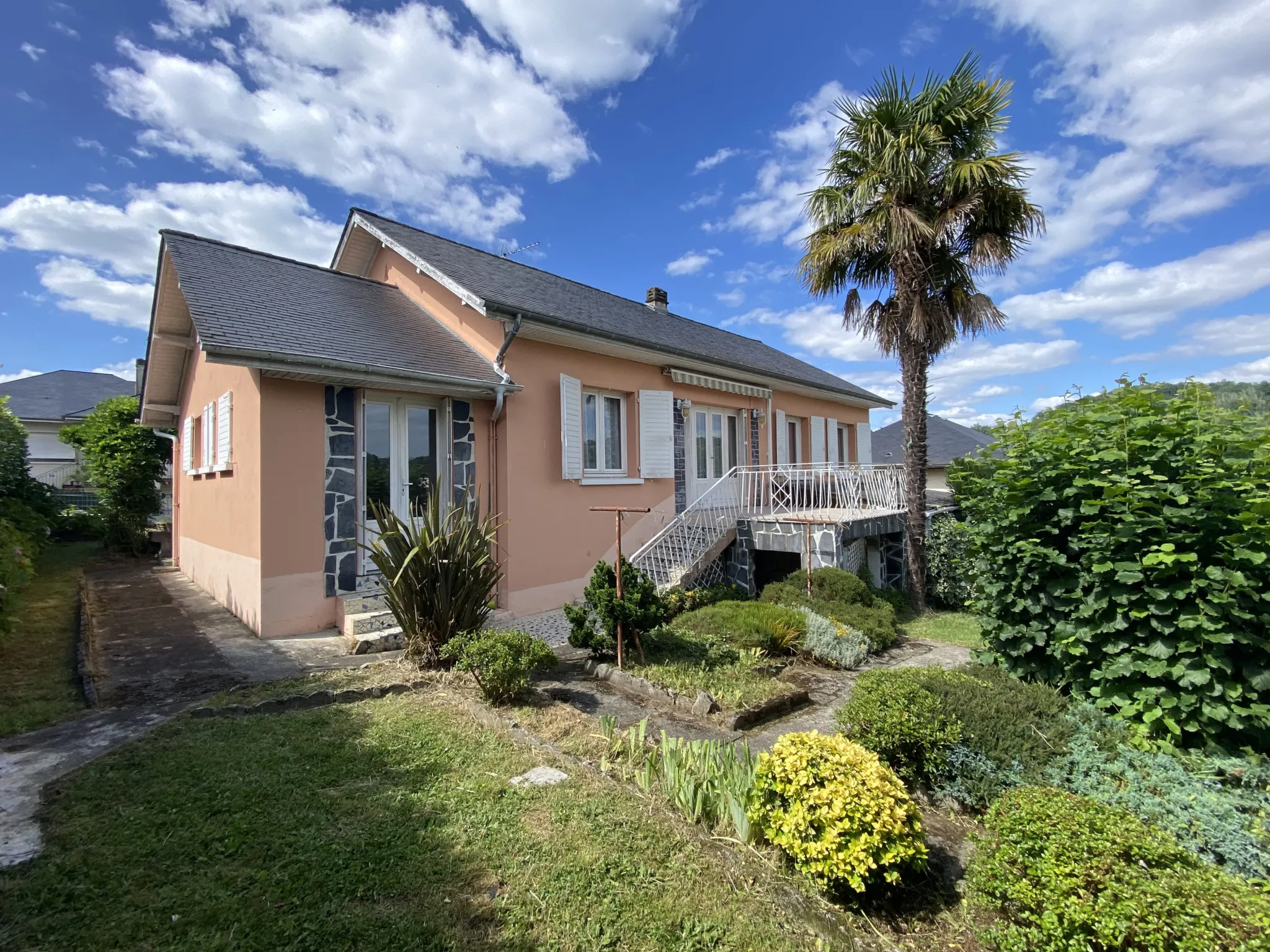 Maison T5 à vendre à Monein-Centre avec jardin et vue Pyrénées 