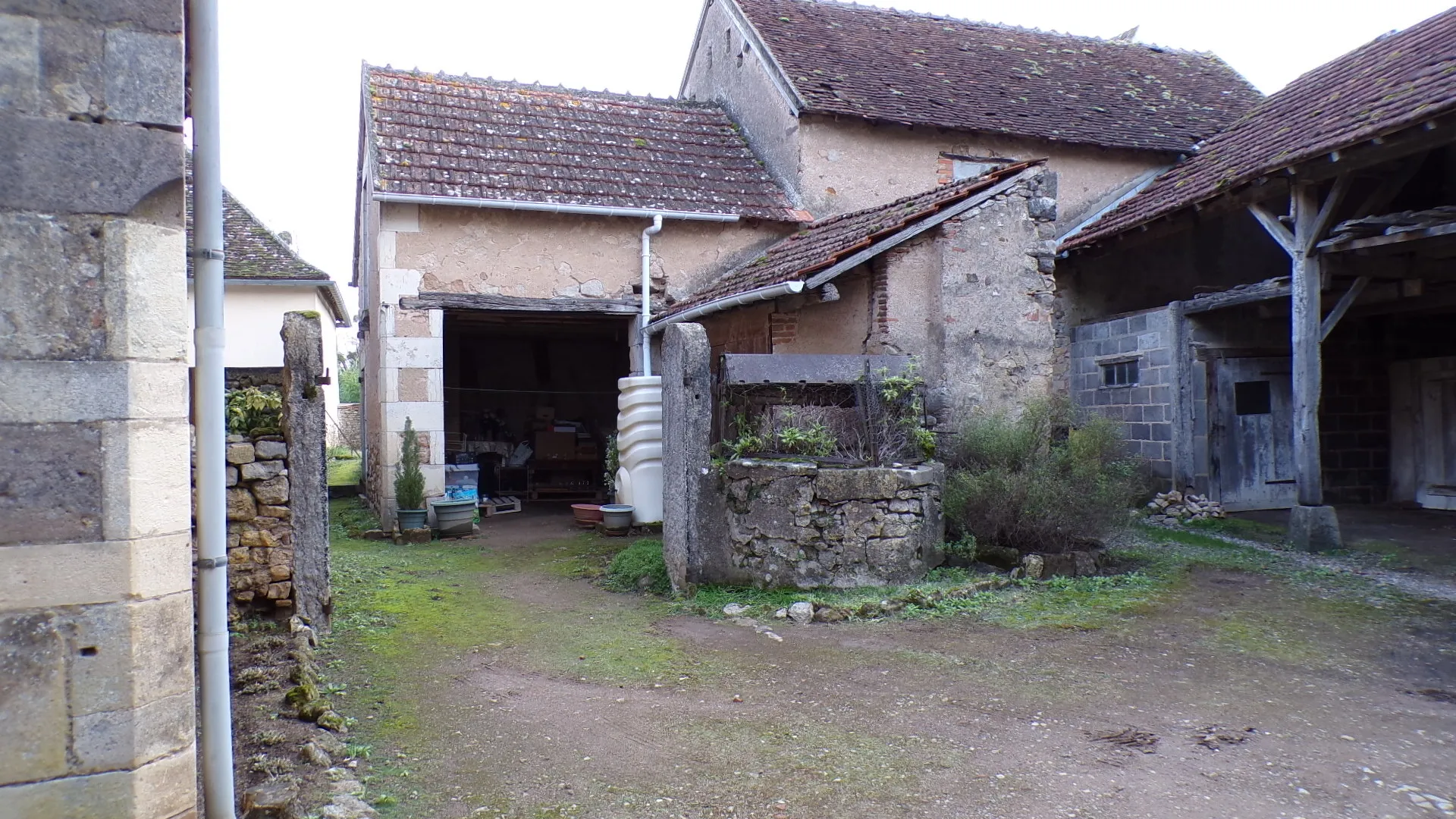 Maison avec deux appartements indépendants à Ainay-le-Château 