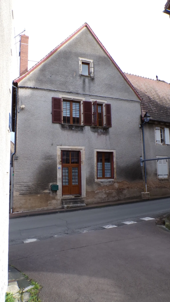 Maison avec deux appartements indépendants à Ainay-le-Château