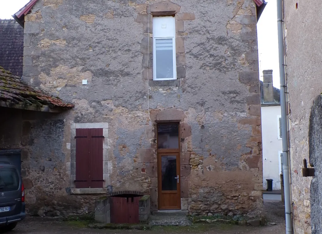 Maison avec deux appartements indépendants à Ainay-le-Château 