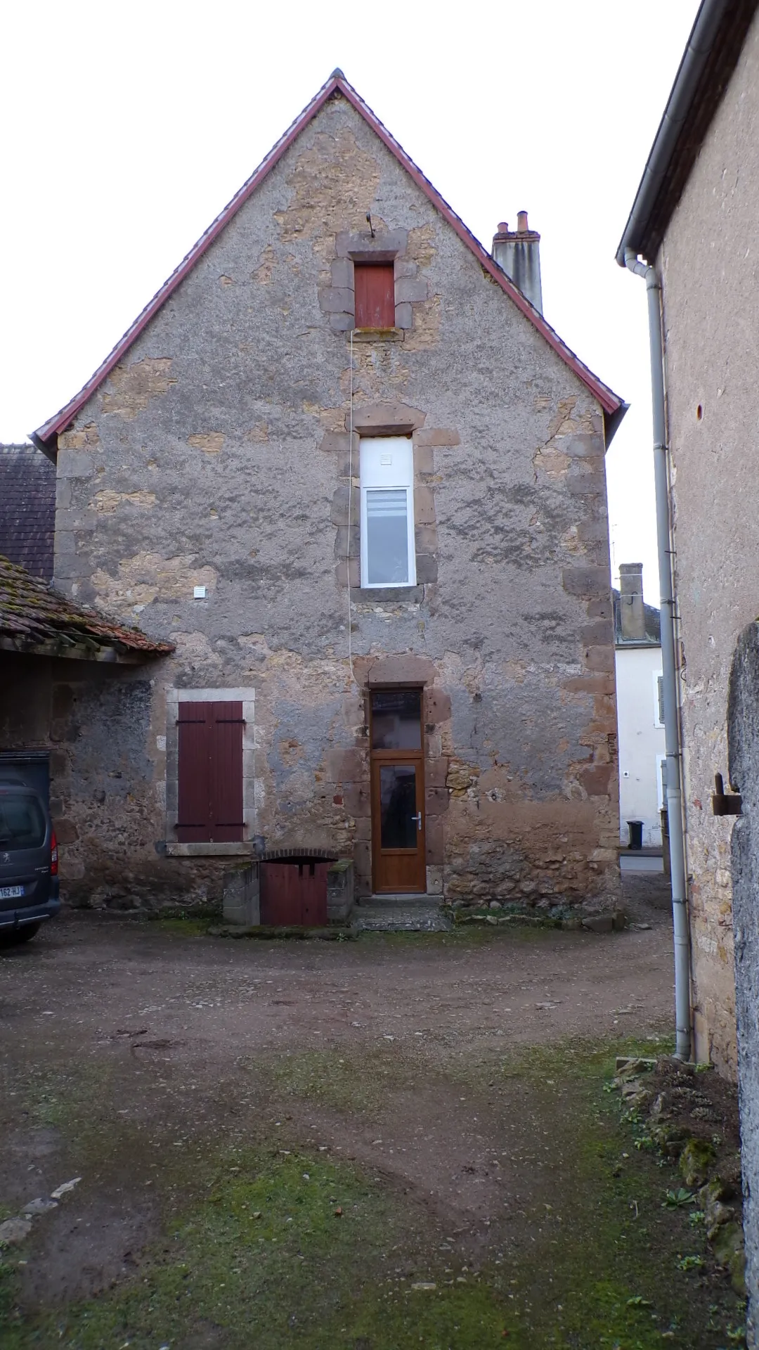 Maison avec deux appartements indépendants à Ainay-le-Château 