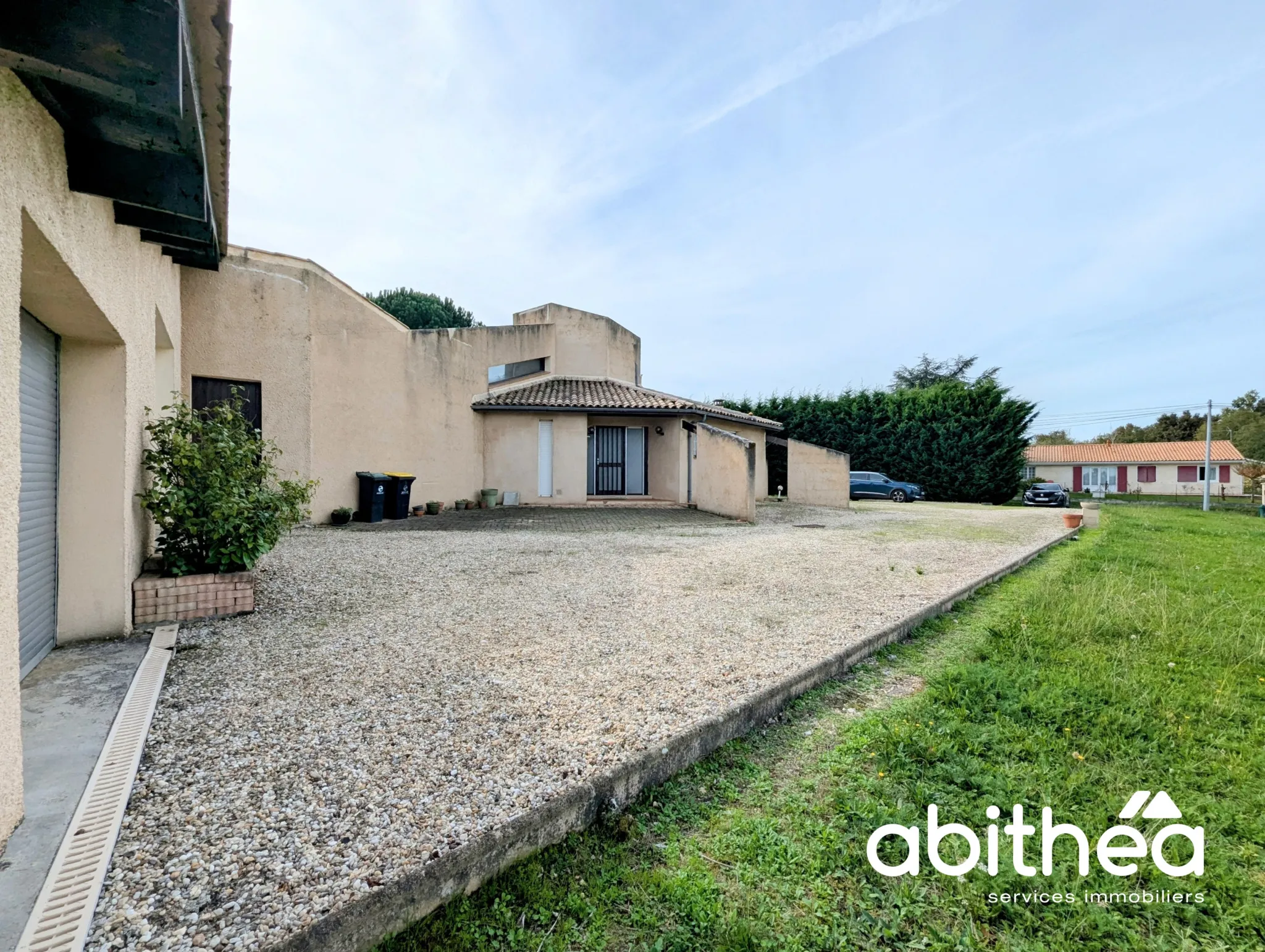 Maison d'architecte unique à Galgon avec grand terrain 