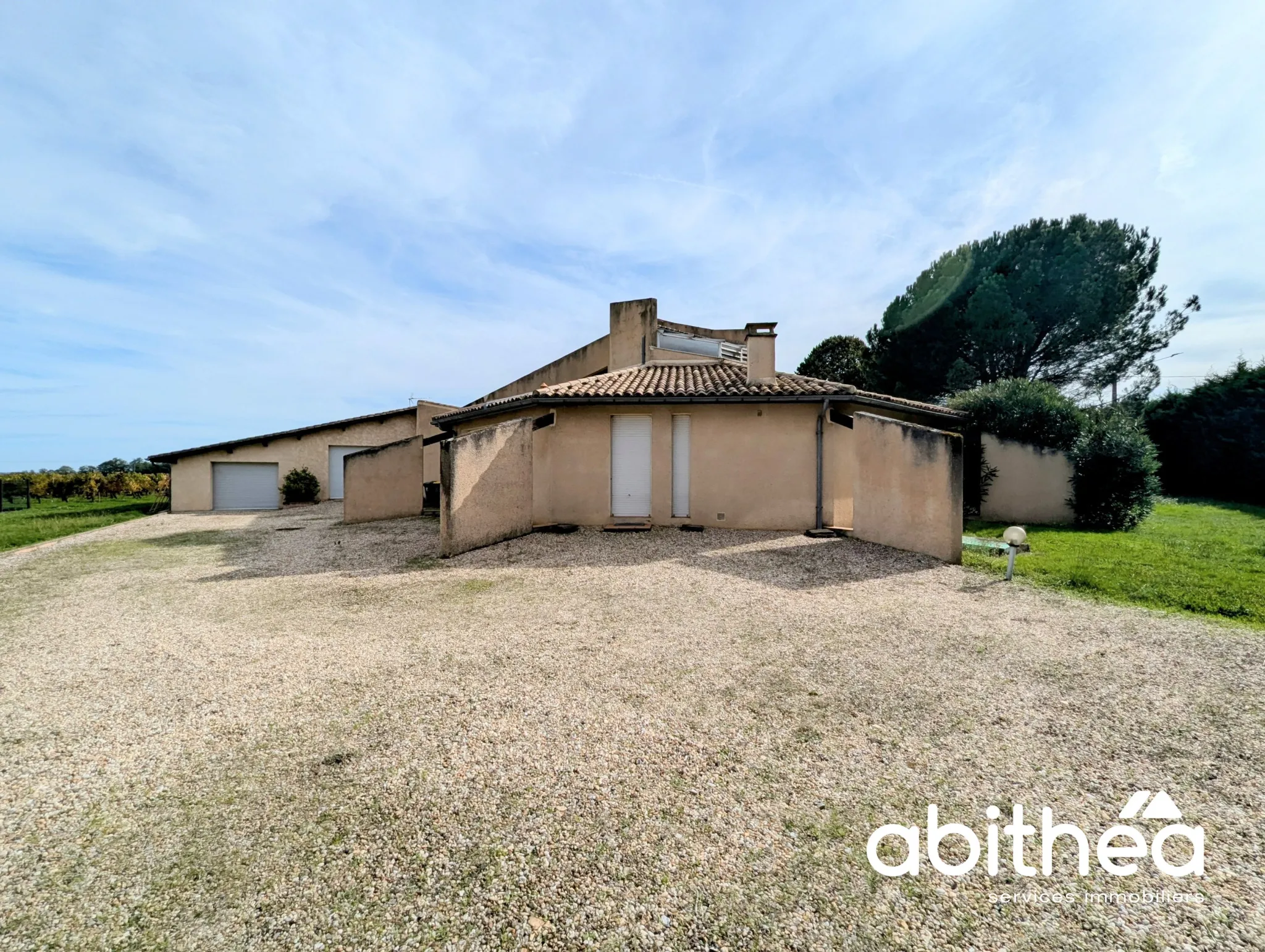 Maison d'architecte unique à Galgon avec grand terrain 