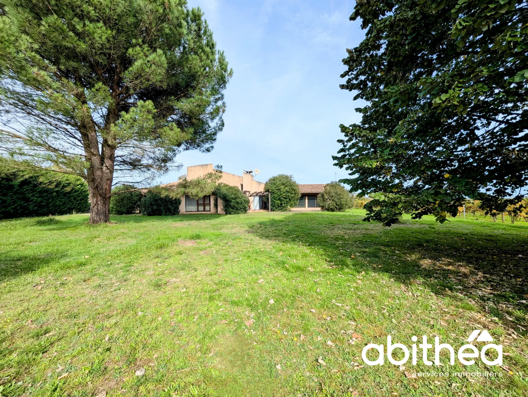 Maison d'architecte unique à Galgon avec grand terrain 