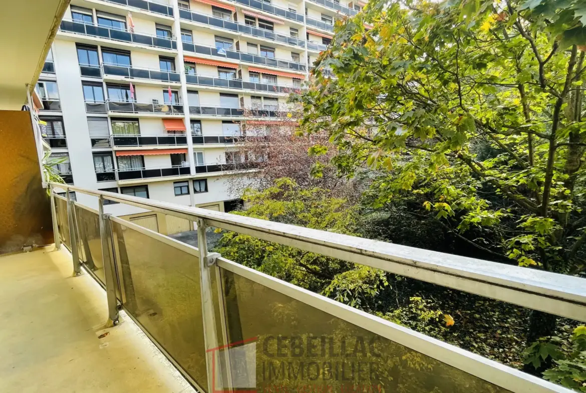 Appartement traversant de 78 m² à Clermont-Ferrand avec balcon et garage 