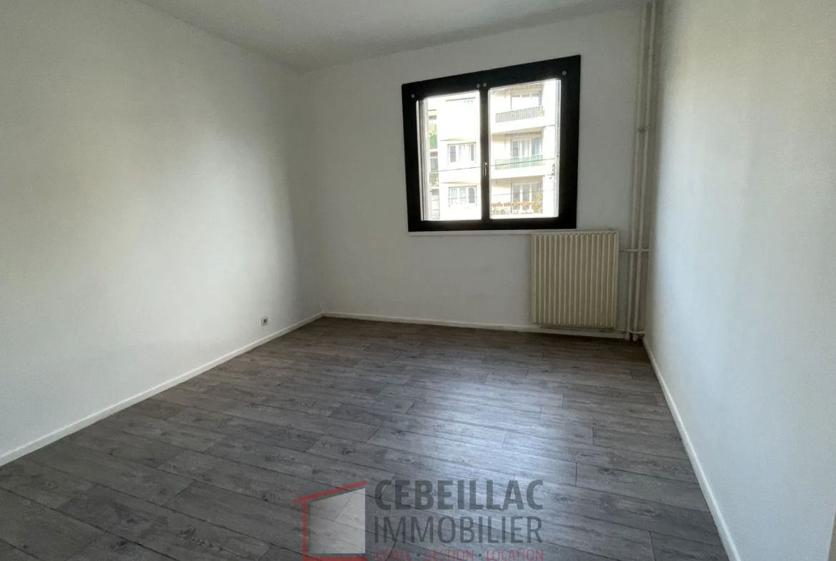 Appartement traversant de 78 m² à Clermont-Ferrand avec balcon et garage 