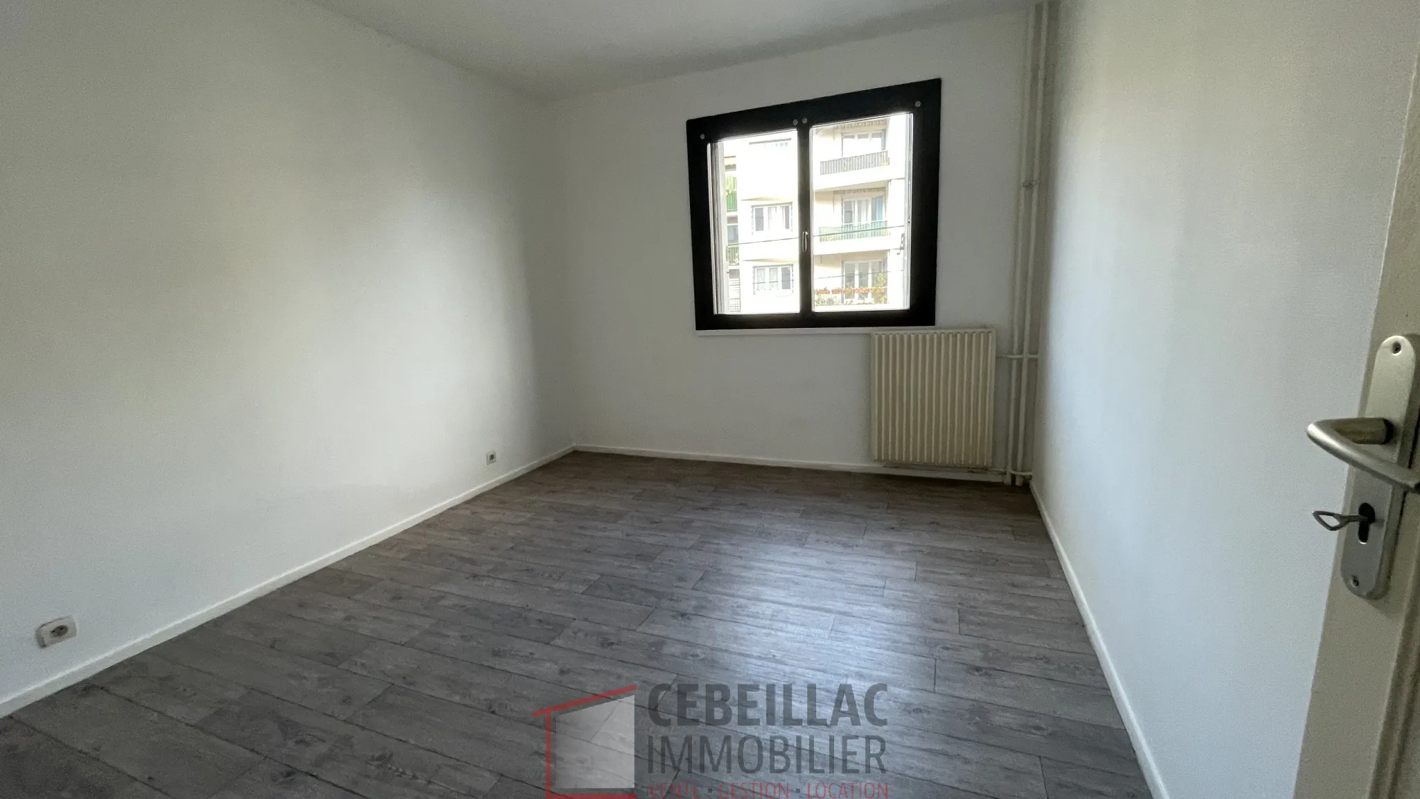 Appartement traversant de 78 m² à Clermont-Ferrand avec balcon et garage 