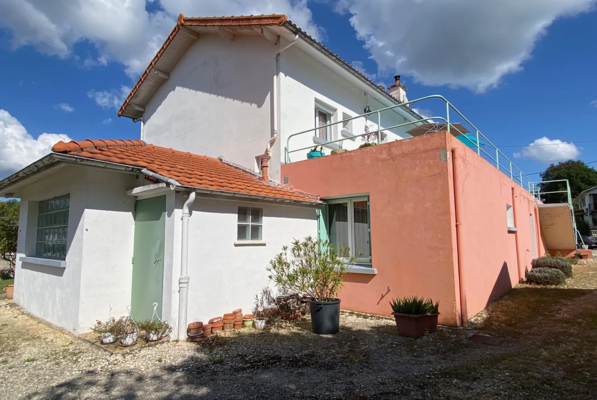 Maison spacieuse avec 2 logements et double garage à Fumel 