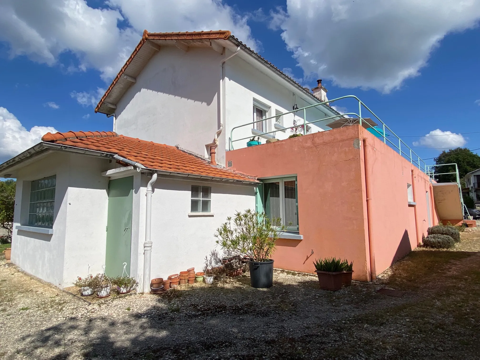 Maison spacieuse avec 2 logements et double garage à Fumel 