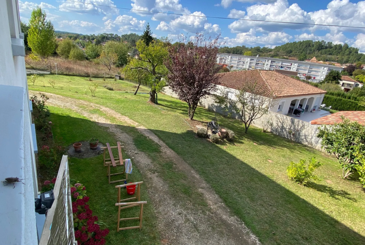 Maison spacieuse avec 2 logements et double garage à Fumel 