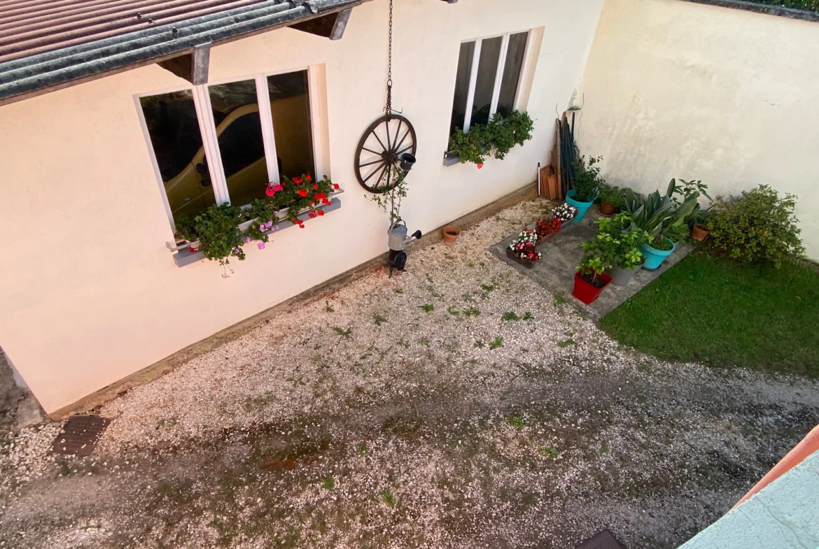 Maison spacieuse avec 2 logements et double garage à Fumel 