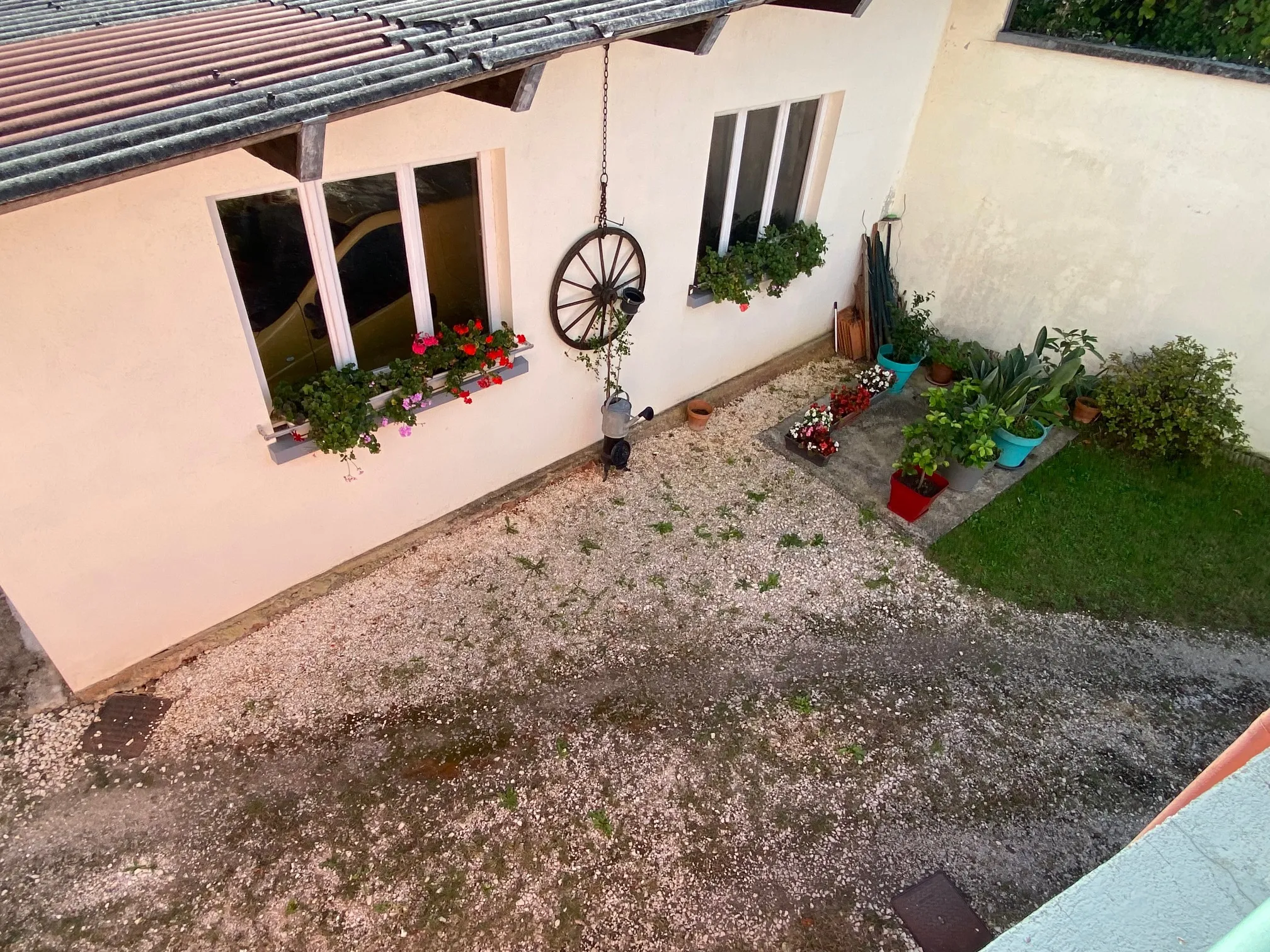 Maison spacieuse avec 2 logements et double garage à Fumel 