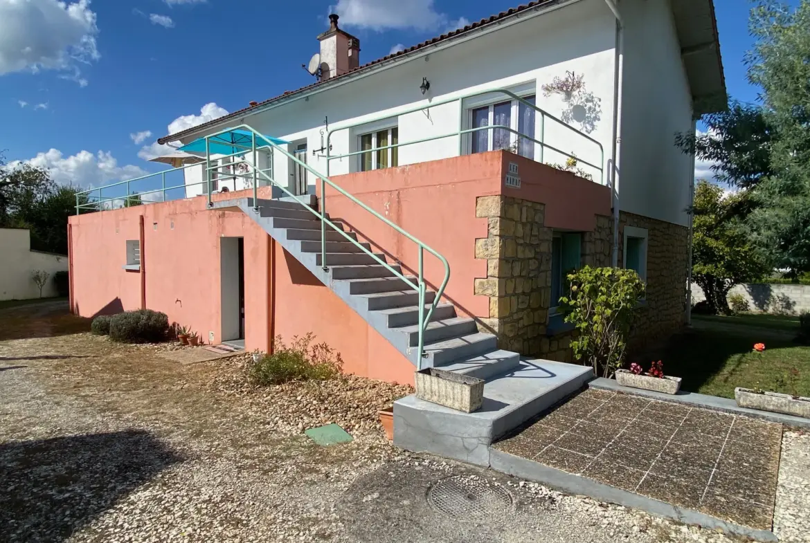 Maison spacieuse avec 2 logements et double garage à Fumel 