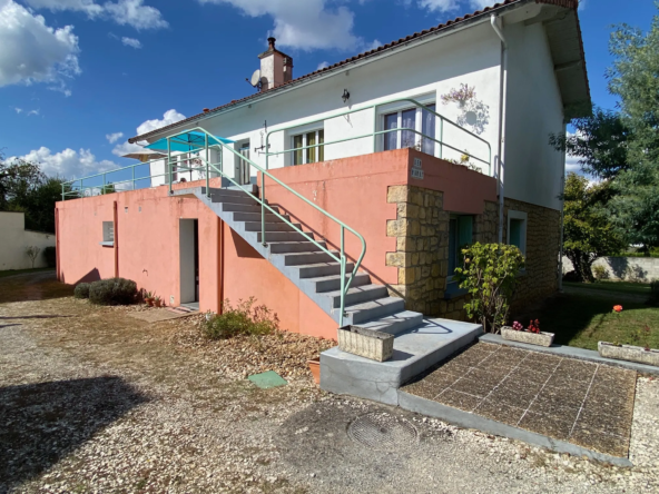 Maison spacieuse avec 2 logements et double garage à Fumel