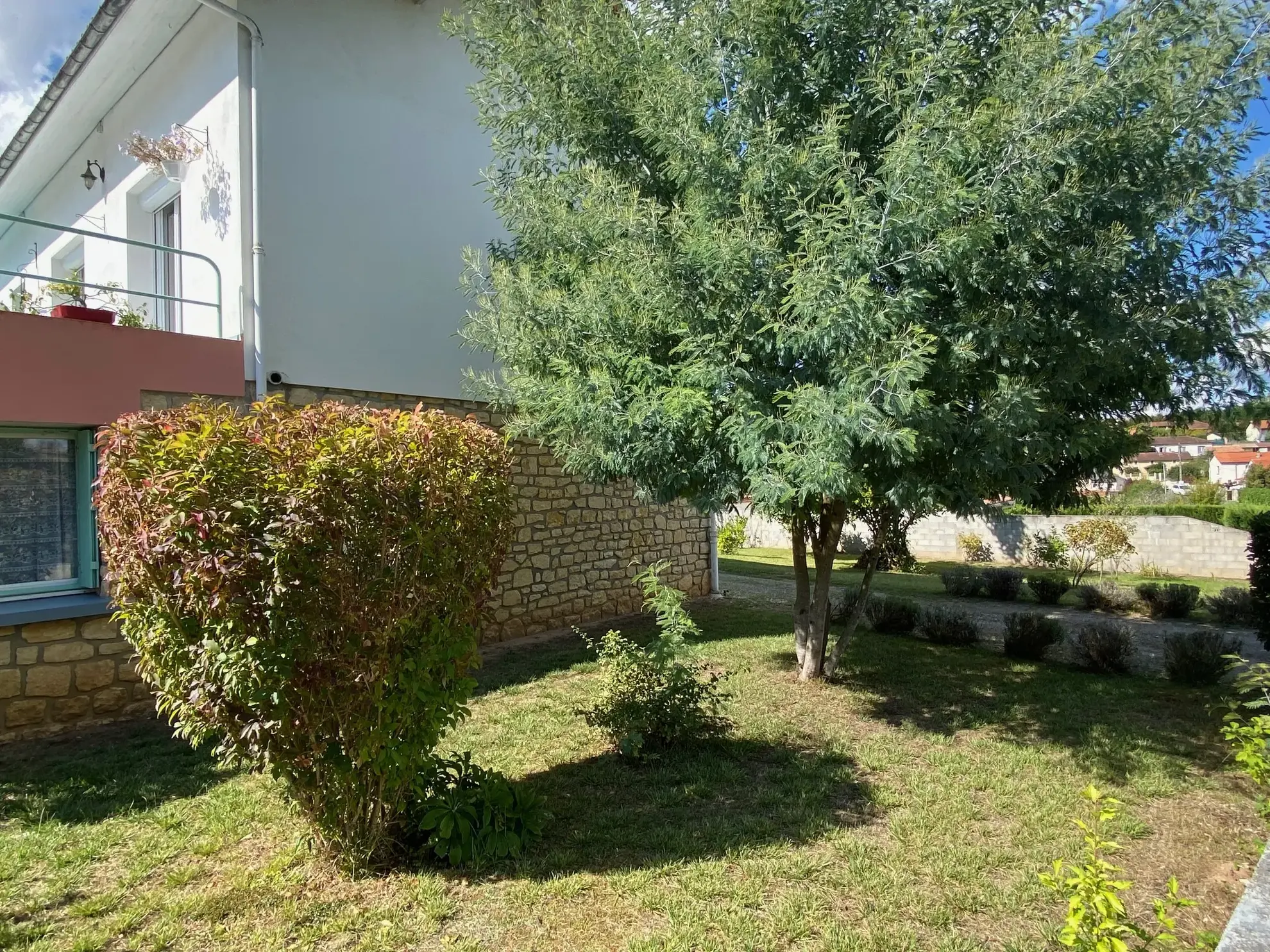 Maison spacieuse avec 2 logements et double garage à Fumel 