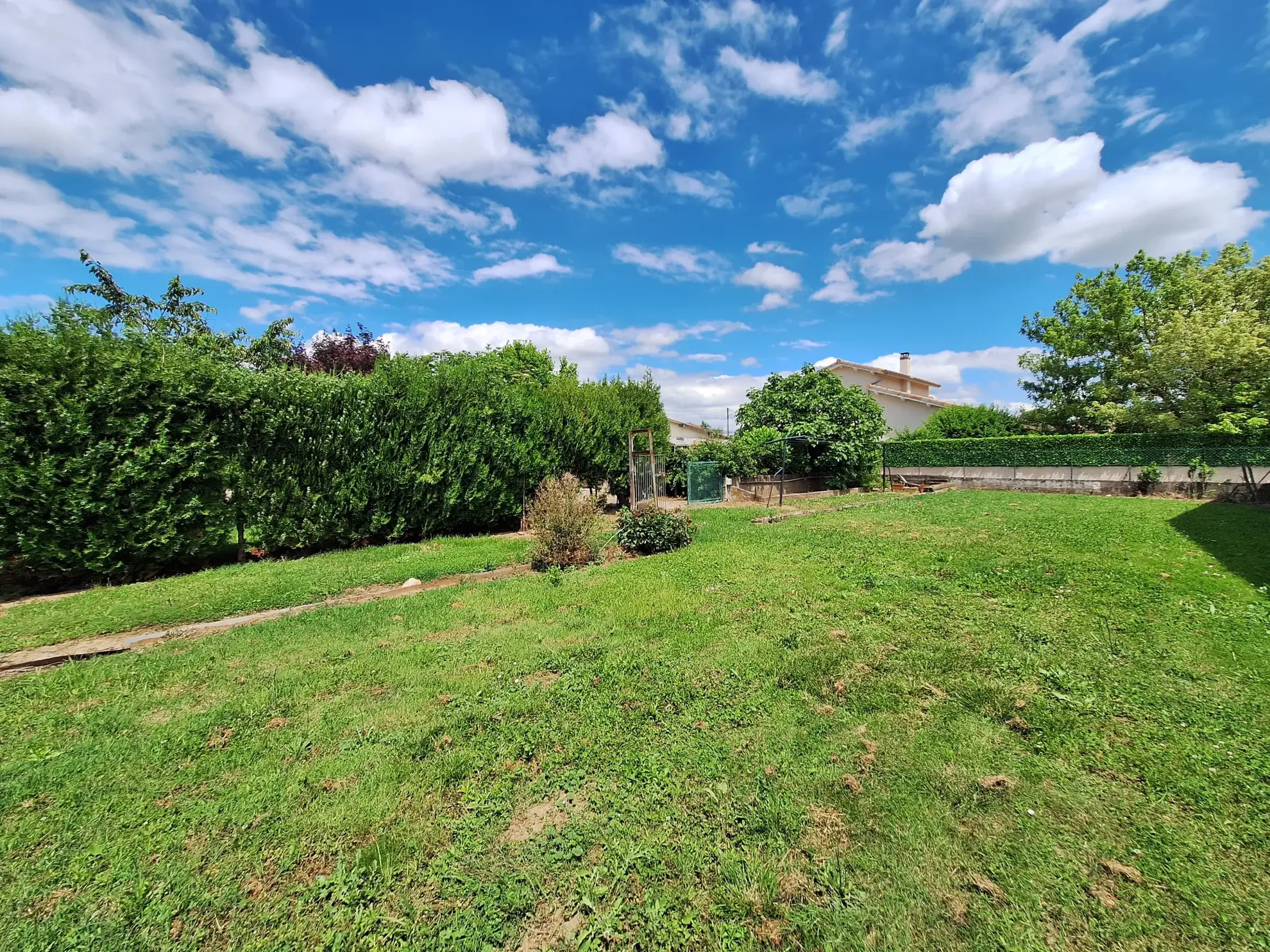 Maison à vendre à Assieu - 61 m² avec garage et terrain 