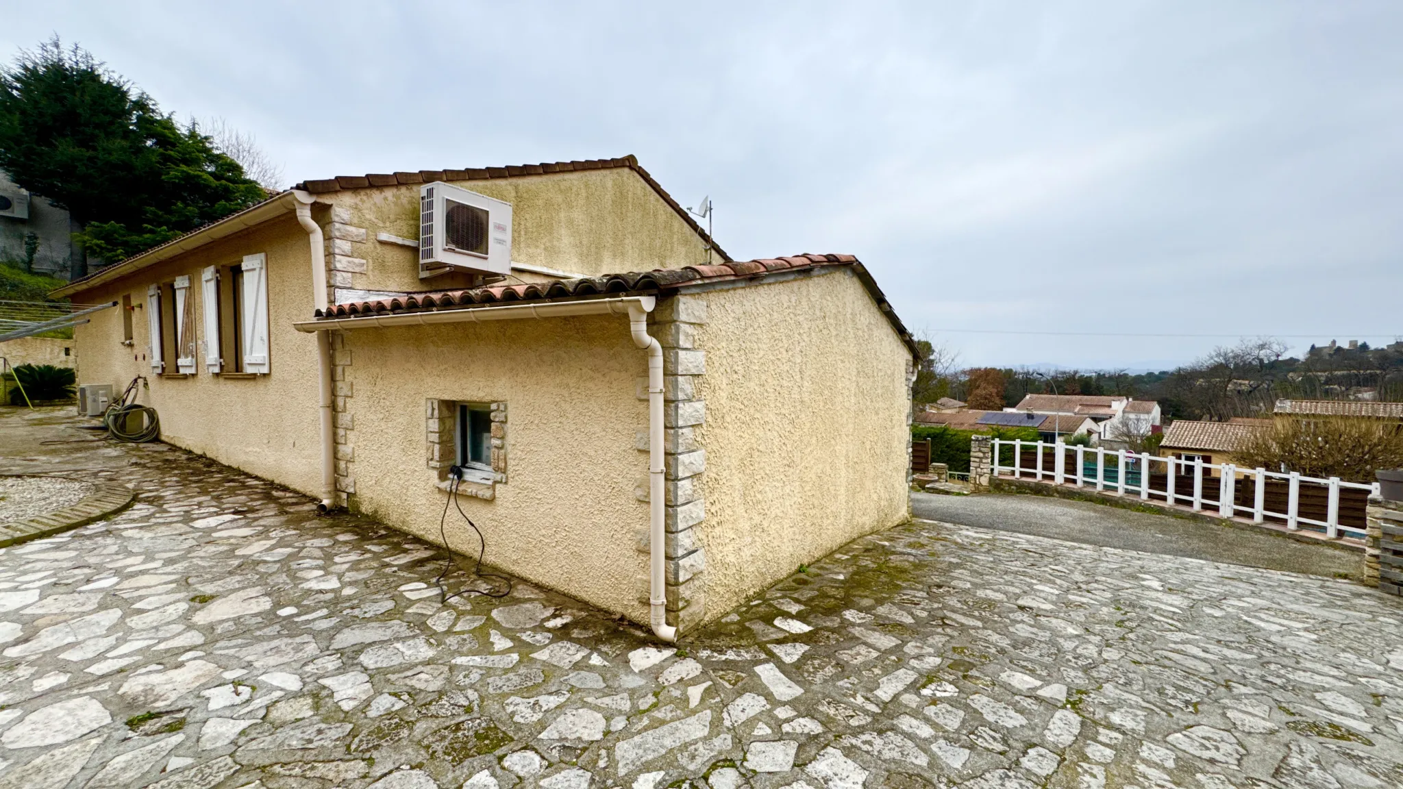 Villa de plain-pied avec piscine et vue à Mondragon 