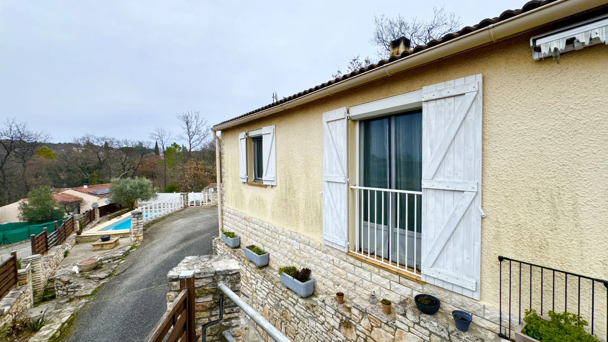 Villa de plain-pied avec piscine et vue à Mondragon 