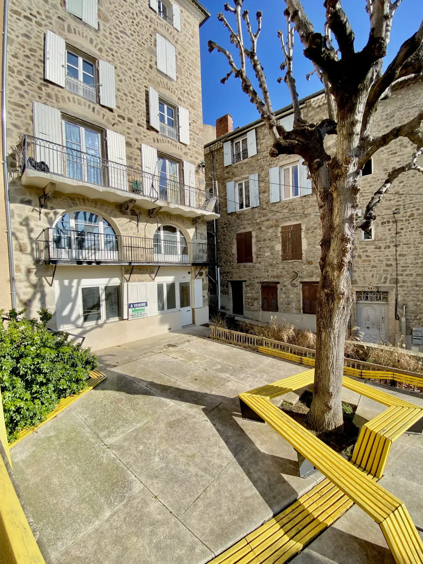 Appartement à rénover en rez-de-chaussée lumineux avec cave à Annonay 