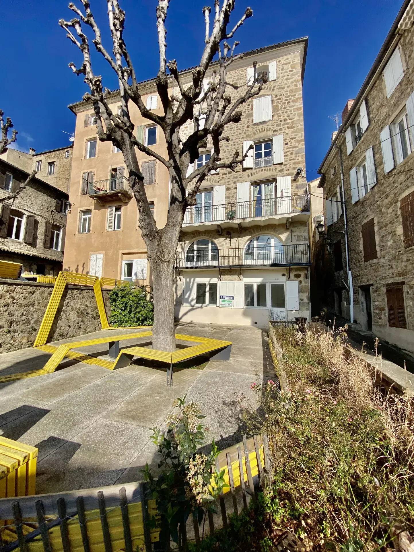 Appartement à rénover en rez-de-chaussée lumineux avec cave à Annonay 