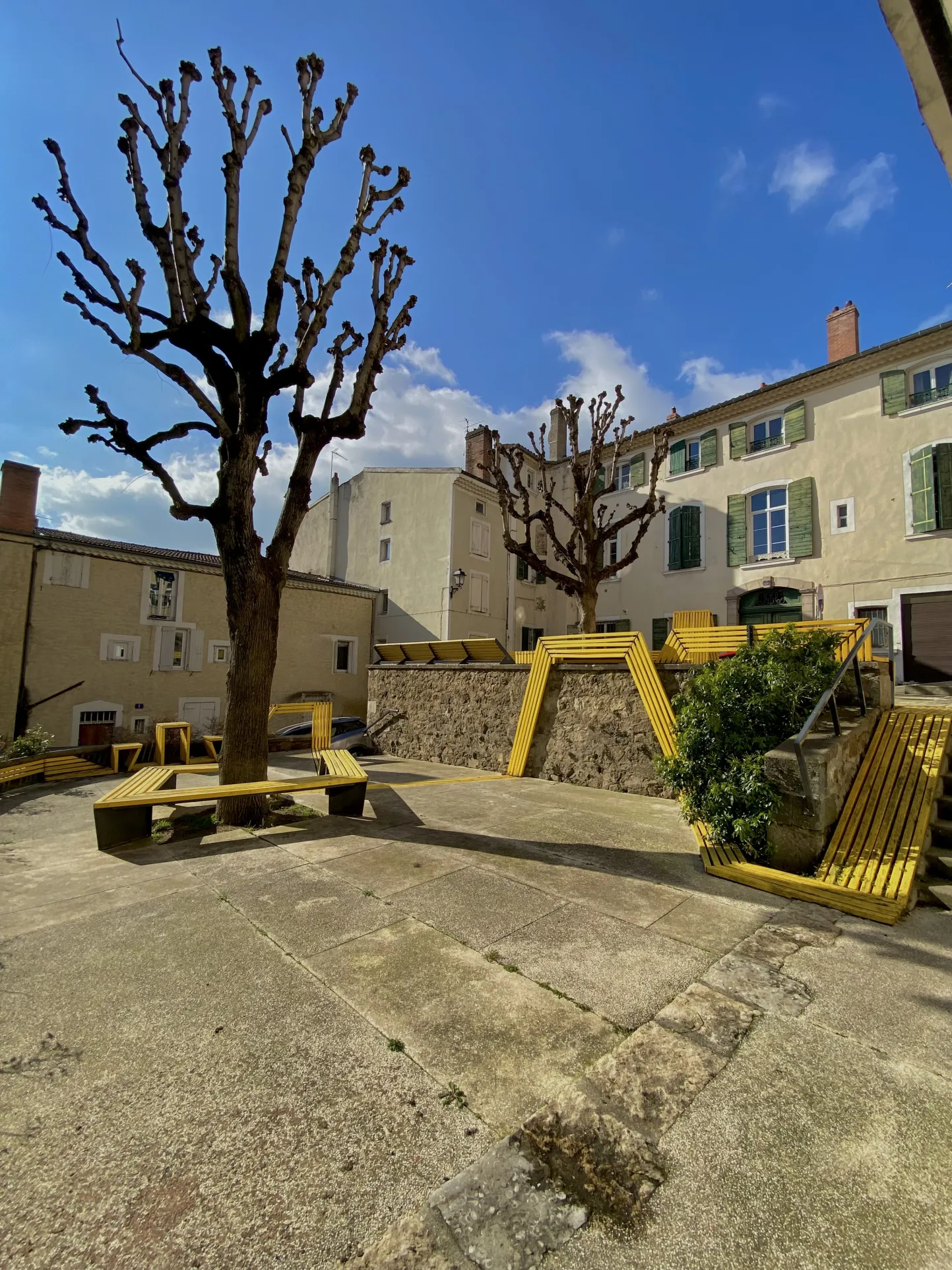 Appartement à rénover en rez-de-chaussée lumineux avec cave à Annonay 