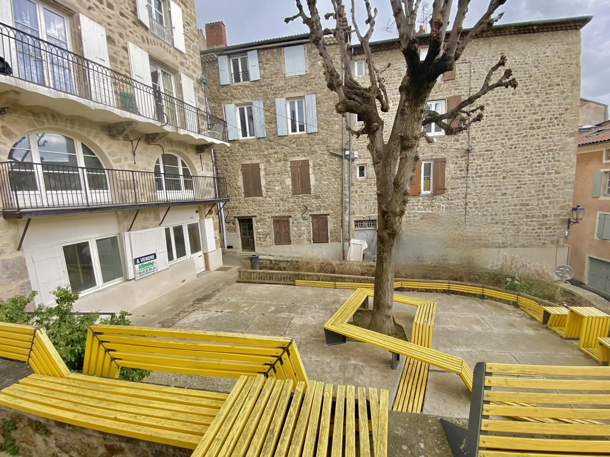 Appartement à rénover en rez-de-chaussée lumineux avec cave à Annonay 