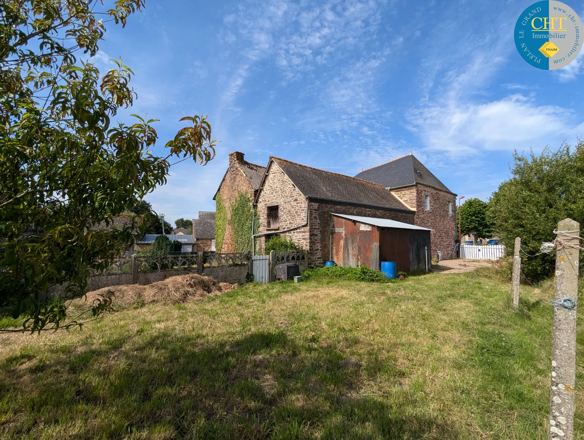 Maison en pierre à vendre à Saint-Péran (35) - 3 chambres, jardin, garage 