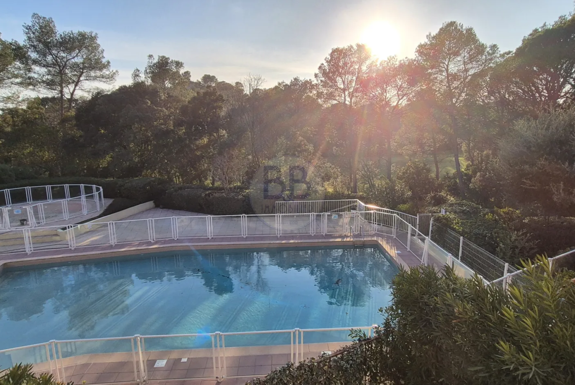 Appartement lumineux en bordure de golf à St Raphael 