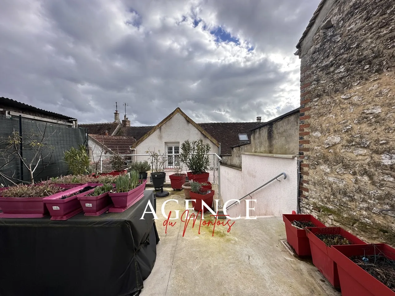 Maison à vendre à Donnemarie Dontilly - 2 chambres, cour fermée 