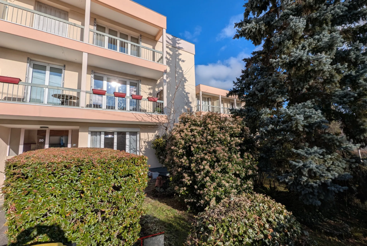 Appartement T3 en rez-de-jardin à Ceyrat avec jardinet 