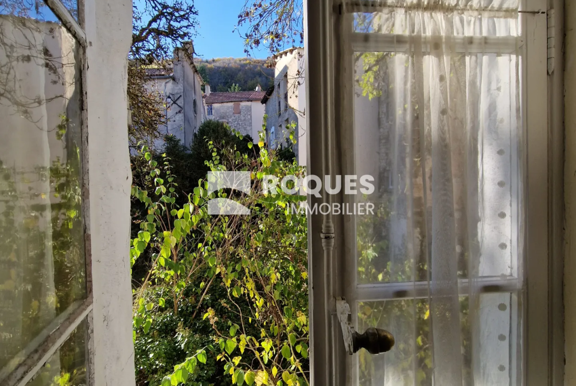 Maison de caractère de 248 m2 avec garages et terrasse à Cornus 