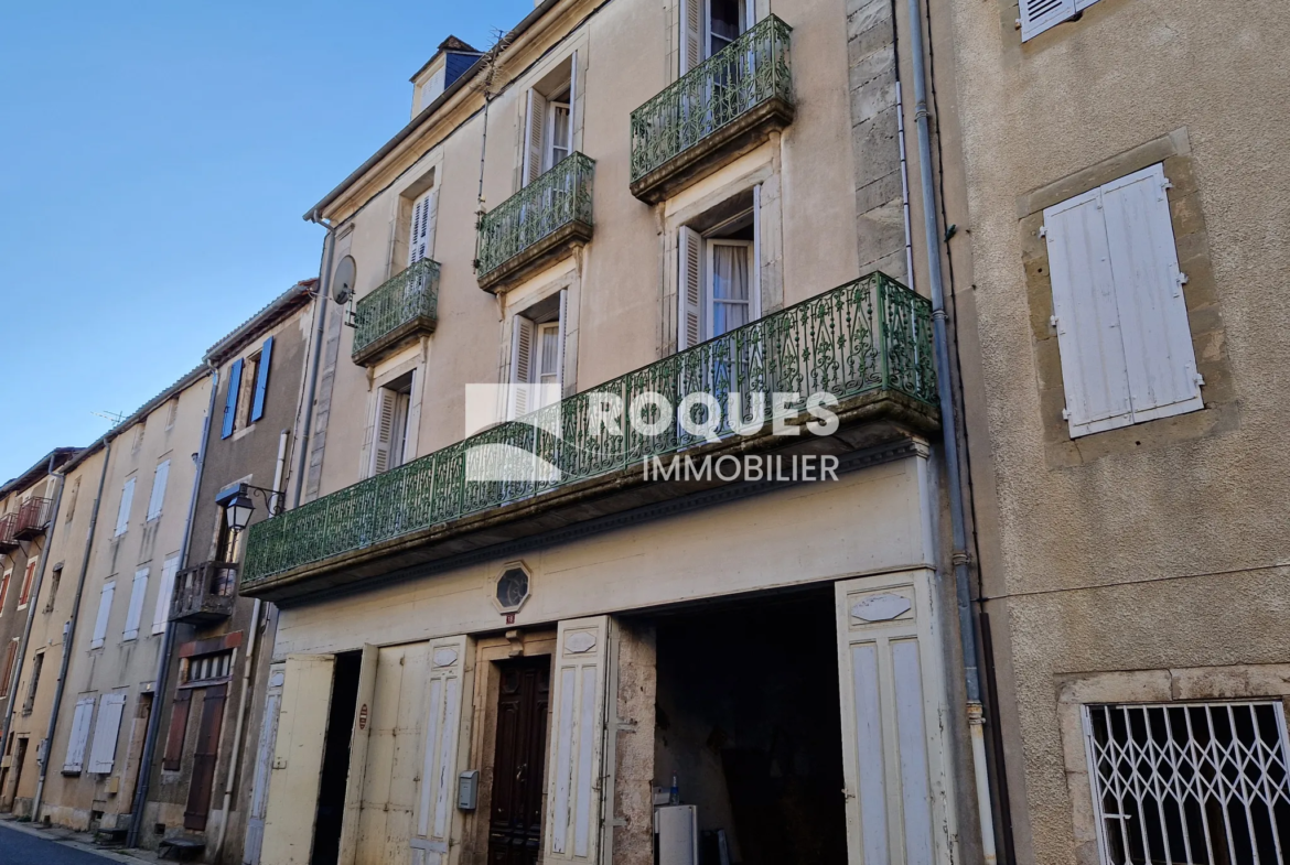 Maison de caractère de 248 m2 avec garages et terrasse à Cornus 