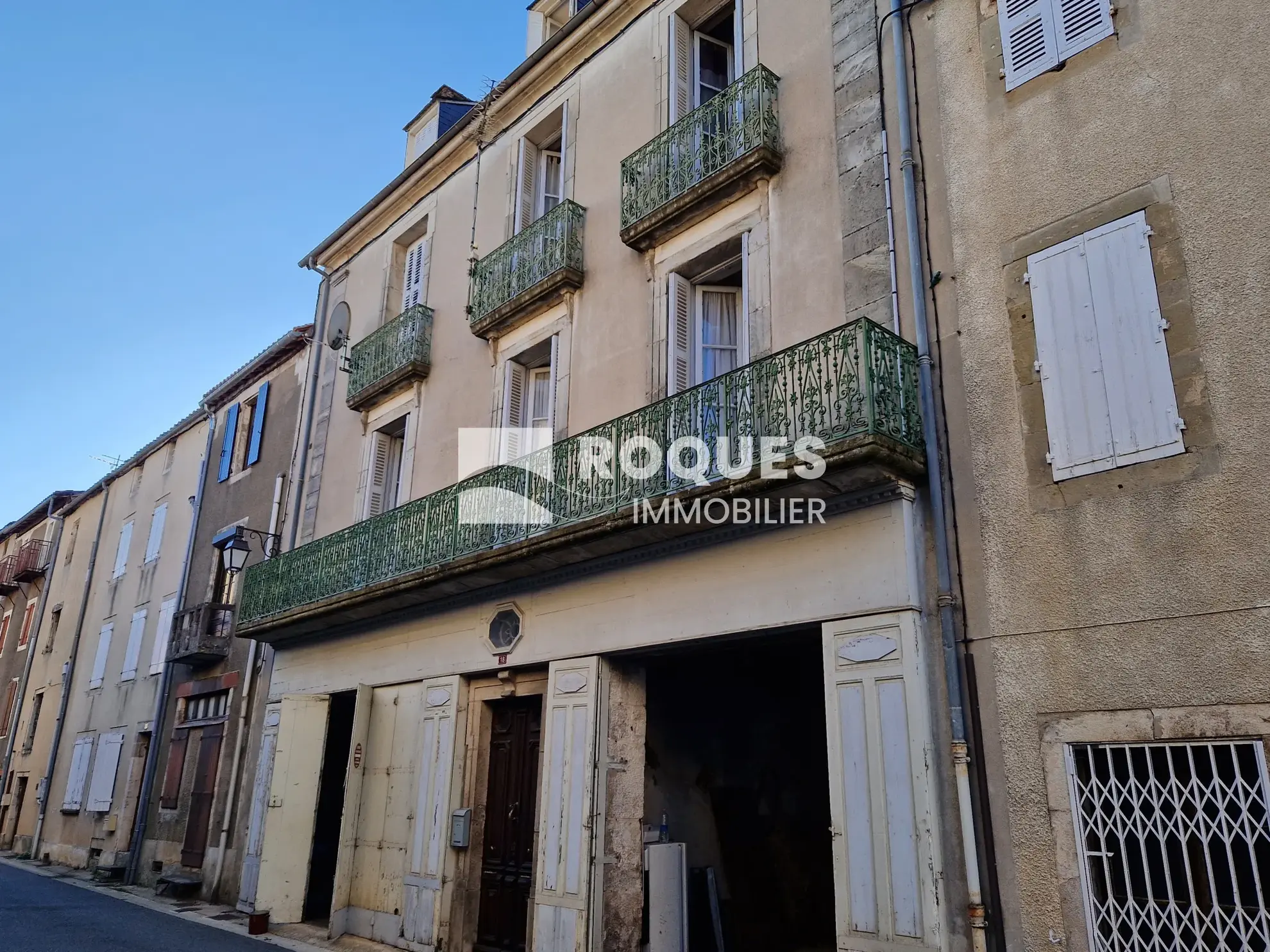 Maison de caractère de 248 m2 avec garages et terrasse à Cornus 