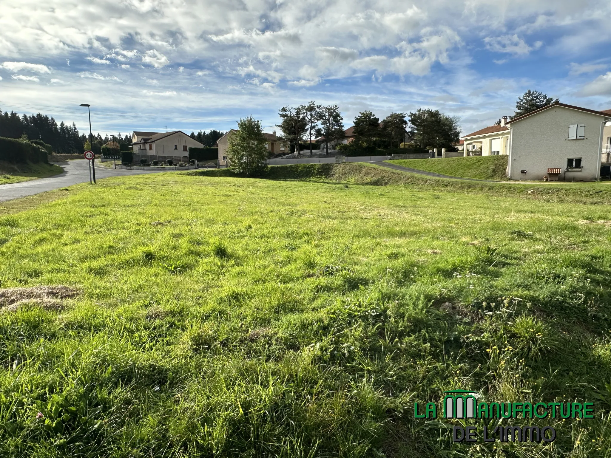 Terrain constructible de 1574 m² à Montfaucon-en-Velay 