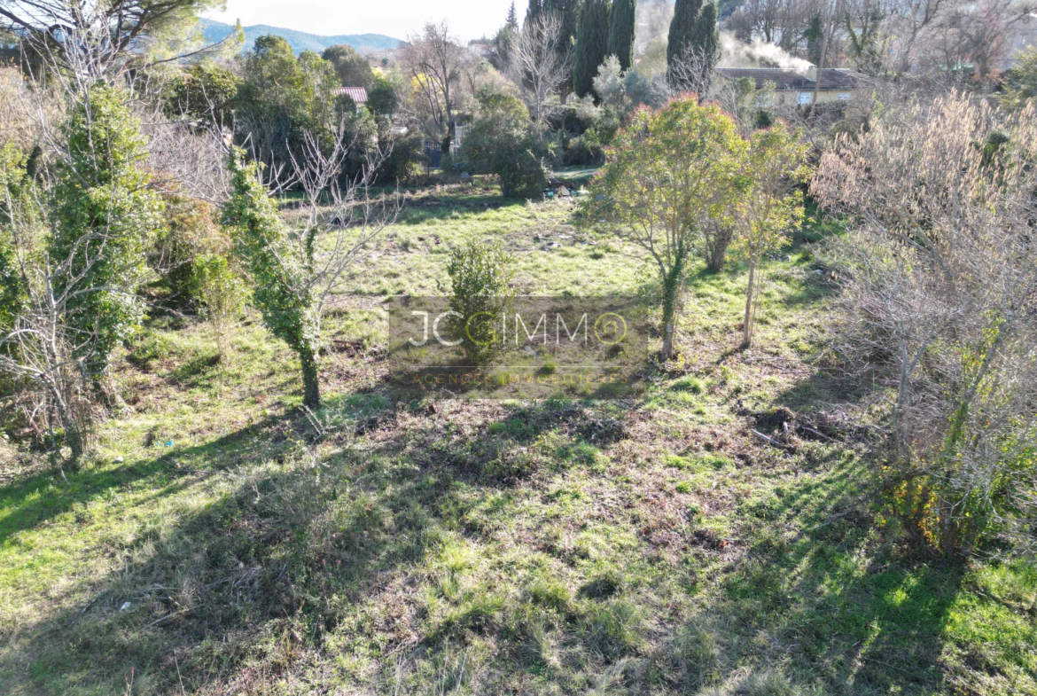 Terrain constructible à Carnoules de 723 m² 