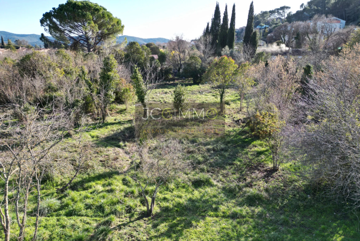 Terrain constructible à Carnoules de 723 m² 