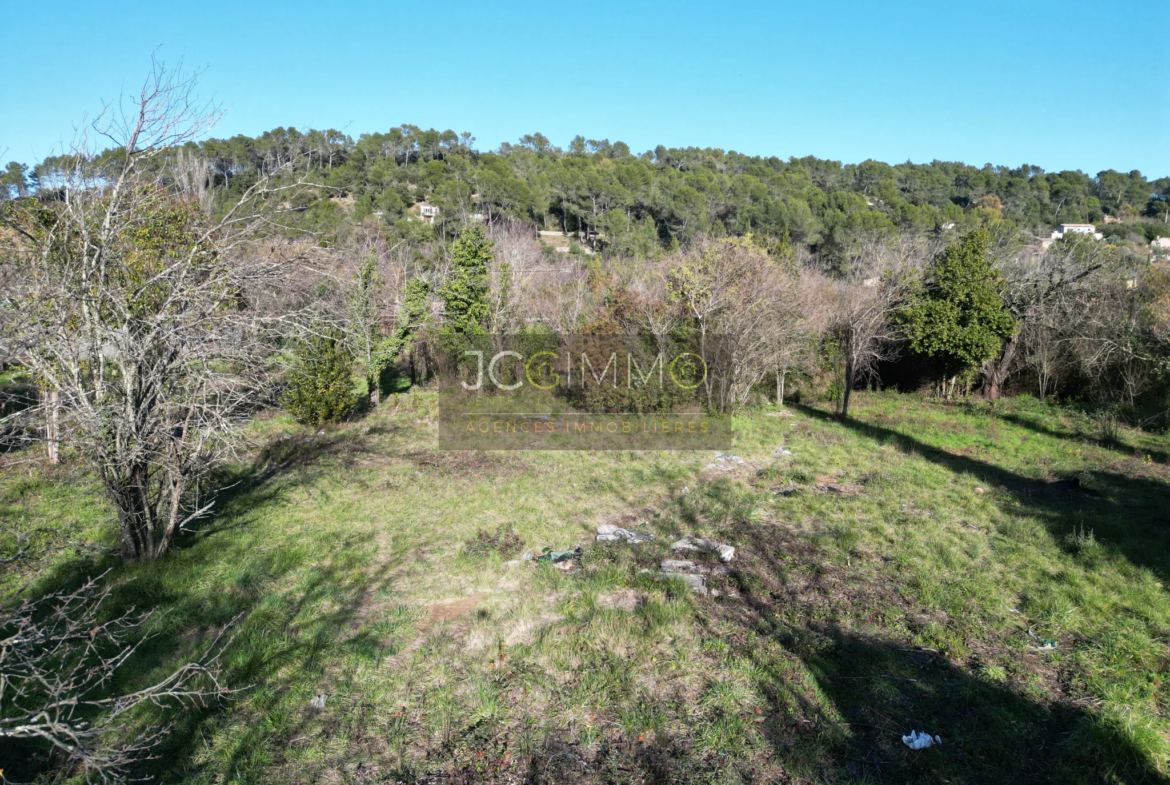 Terrain constructible à Carnoules de 723 m² 