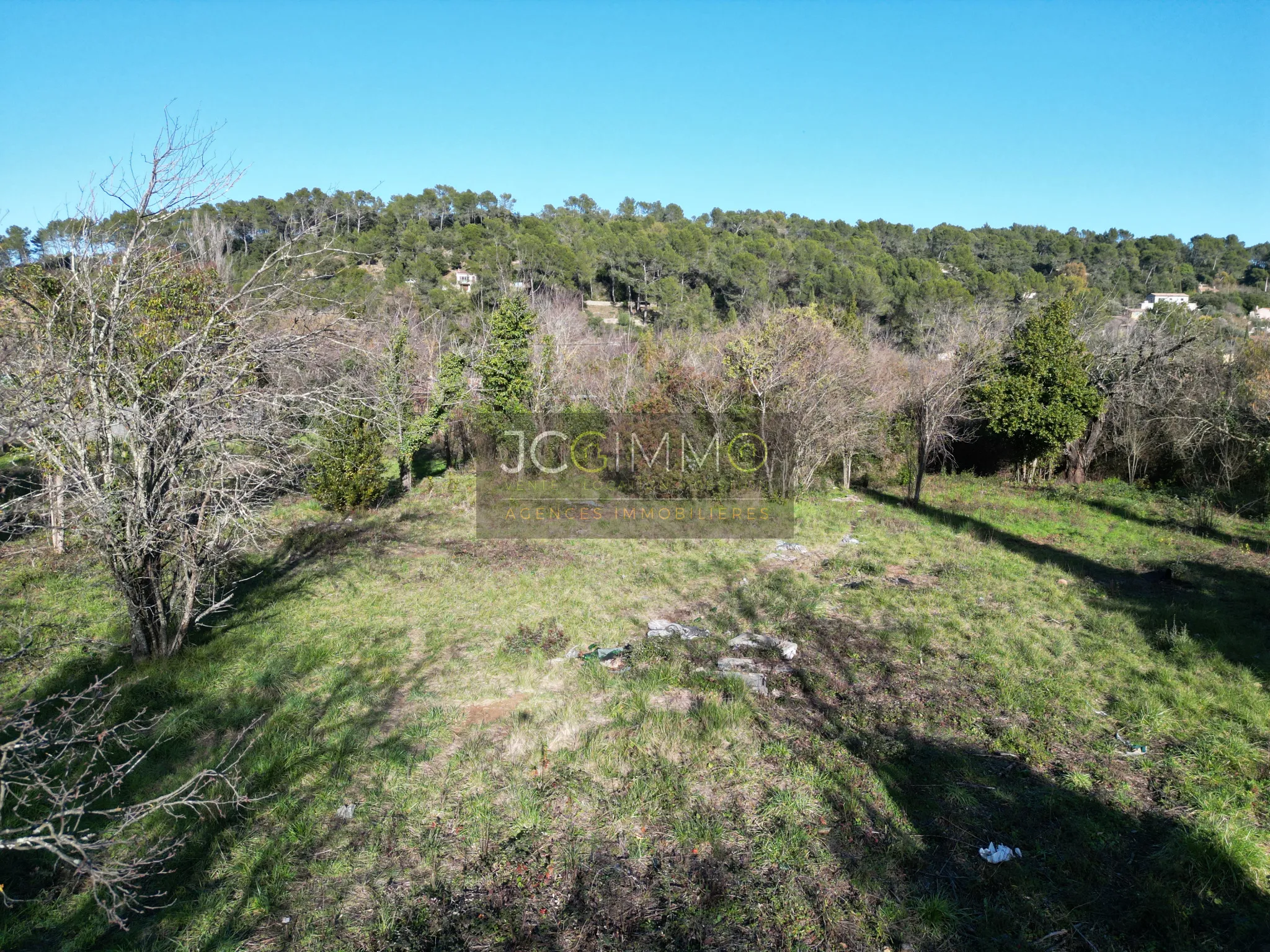 Terrain constructible à Carnoules de 723 m² 