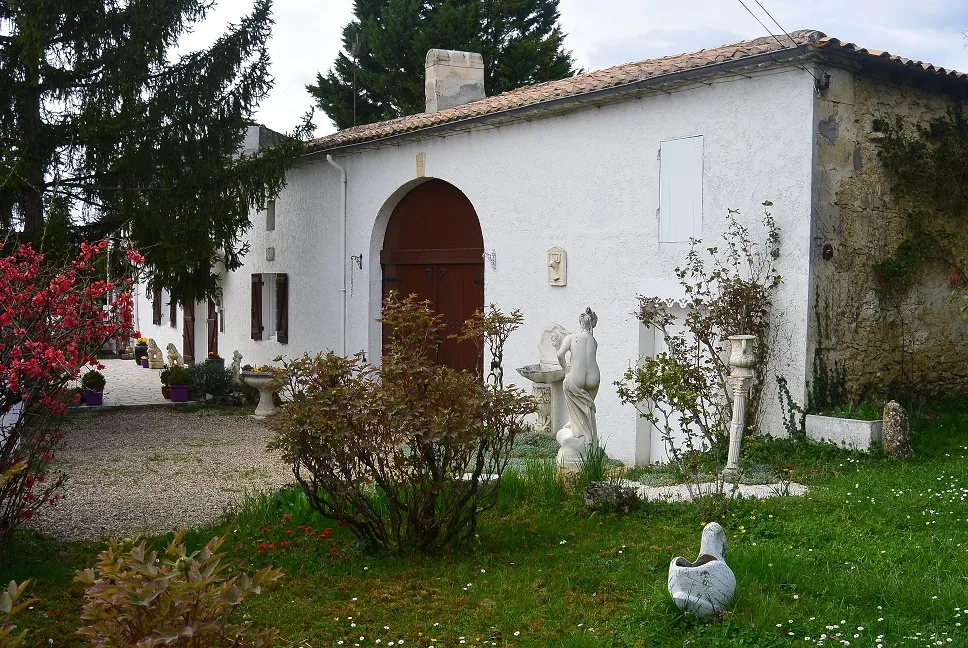 Maison en Pierre de Charme avec Jardin Arboré à Martres 